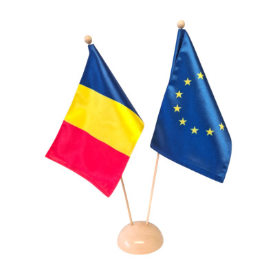 Stegulete tip drapel tricolor Romania si UE, fata Dubla de Matase, 16 cm x 24 cm, suport dublu de lemn pentru birou, inaltimea 40 cm